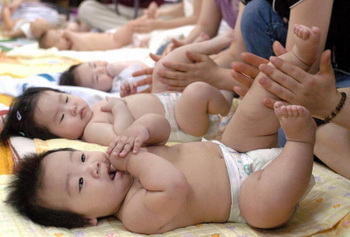 В грудном возрасте массаж особенно важен, так как первые месяцы жизни восприятие ребенка осуществляется в основном через кожу. Фото: KIM JAE-HWAN/AFP/Getty Images