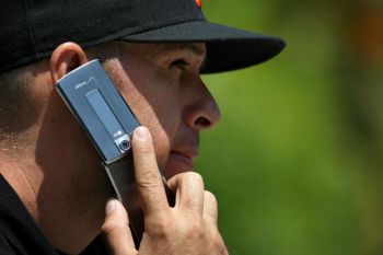 Использование сотового телефона связывают с опухолями головного мозга. Фото: Justin Sullivan /Getty Images