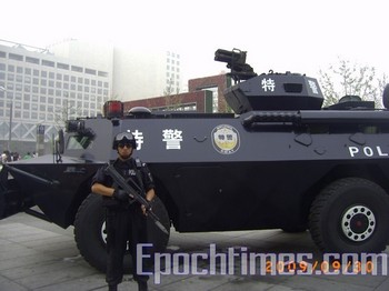 1 октября 2009 - Пекин охраняют полицейские с автоматами, на которые надеты штыки, а также бронетранспортёры с пулемётами. Фото: The Epoch Times