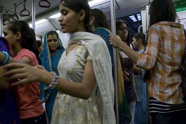 Индийские женщины едут в женском вагоне метро. Фото: ANNA ZIEMINSKI/AFP/Getty Images