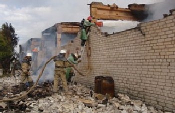 В одном из складов «Райагрохим» Джанкойского района произошла вспышка и развалилась часть стены склада, после чего начали гореть мешки с пестицидами. Фото: ГУ МЧС
