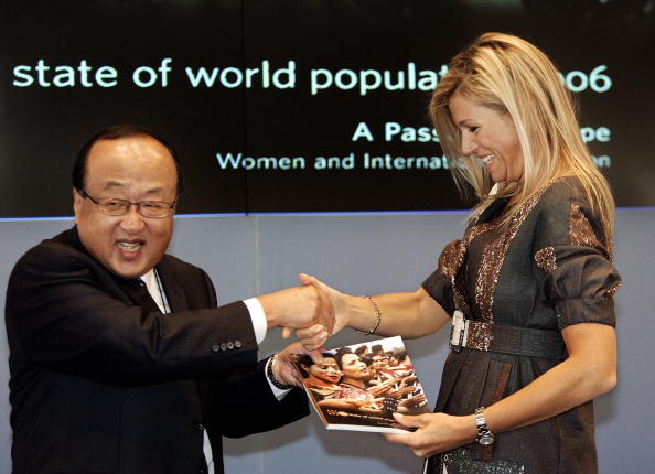 Голландская принцесса Максима (справа) вручает доклад о состоянии народонаселения мира 2006 года директору Фонда народонаселения ООН Кунио Ваки, 6 сентября 2006 года, Гаага. Фото: ROBERT VOS/AFP/Getty Images