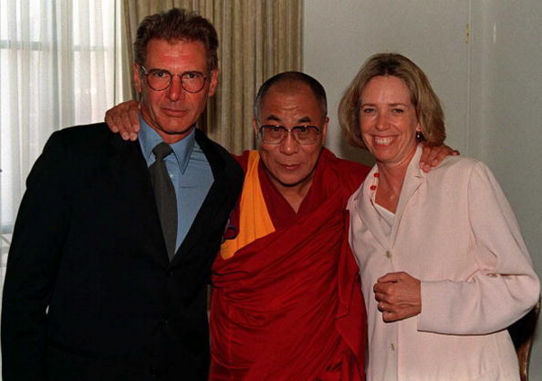 Харрисон Форд с супругой Мелиссой Метисон и Далай Ламой. Фото: Vassi KOUTSAFTIS/Getty Images