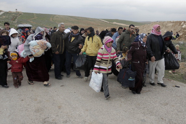 Сирийцы бегут от насилия в родной стране. Они пересекают сирийскую границу с Иорданией, недалеко от города Эль-Мафрак. 18 февраля 2013 г. Фото: KHALIL MAZRAAWI/AFP/Getty Images