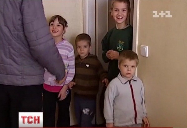 Дети пришли на встречу с отцом. Фото: tsn.ua