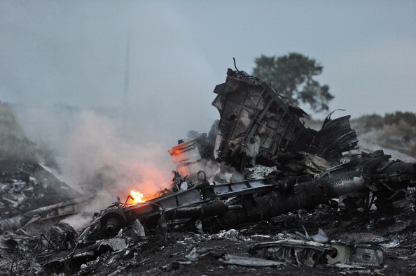 Малайзийский авиалайнер «Боинг-777-200» был сбит ракетами «земля-воздух» и потерпел крушение в районе Грабово в Донецкой области 17 июля около 16.00 по местному времени. Фото: DOMINIQUE FAGET/AFP/Getty Images