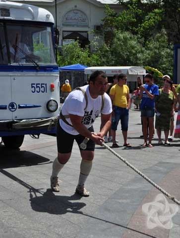 Джамшид Исматиллаев в Ялте 31 мая 2013 года тащит 9-тонный тролейбус. Фото: gorod.cit.ua