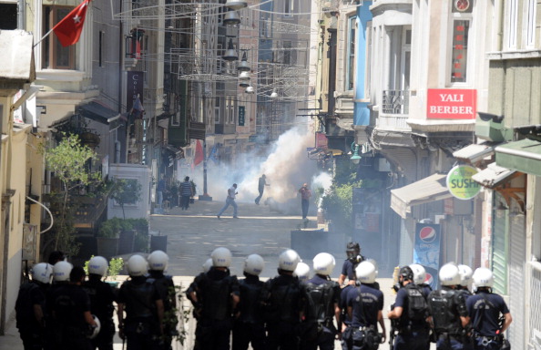 Столкновение полиции и протестующих в Стамбуле, 1 июня 2013 г. Фото: BULENT KILIC/AFP/Getty Images