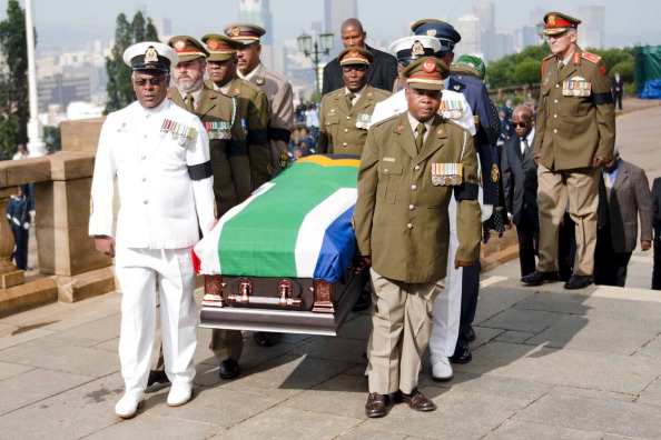 Гроб с телом Нельсона Манделы доставили в Преторию, ЮАР, 11 декабря 2013 года. Фото: Alet Pretorius/Foto24/Gallo Images/Getty Images
