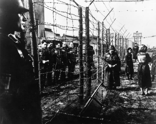 Сцена из фильма, изображающая немецкий концентрационный лагерь. Фото: Keystone / Getty Images