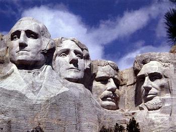 Гора Рашмор. Слева направо в граните скалы высечены скульптуры Джорджа Вашингтона, Томаса Джефферсона, Теодора Рузвельта и Авраама Линкольна. Фото: prezkennedy.org