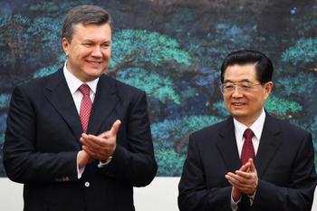 Президент Украины Виктор Янукович и председатель Компартии Китая Ху Цзиньтао во время дипломатической встречи в Пекине. 2 сентября 2010 года. Фото: FENG LI/AFP/Getty Images