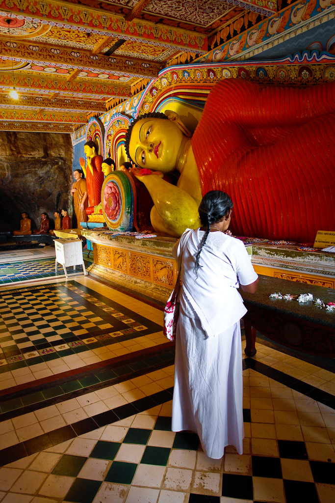 Молитва у статуи Будды. Анурадхапура. Фото: stachelig/Flickr 