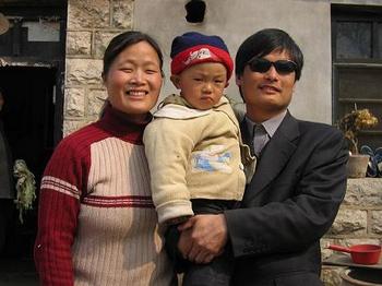 Адвокат Чень Гуанчен с женой и сыном. Фото с epochtimes.com