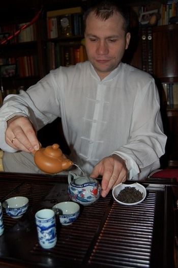 Китайская церемония чаепития: прогревание посуды кипятком. Фото: Елена Вовченко
