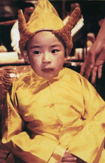 Панчен-лама – духовный лидер буддистов Тибета. Согласно учению о реинкарнации, душа умершего монаха снова переродилась в этом мальчике. Фото: FILES/AFP/Getty Images