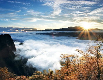 Здесь восходит солнце: море облаков на вершинах, подчеркивает живописный восход солнца на горе Али. Фото с сайта theepochtimes.com