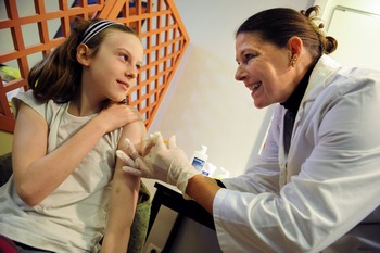 Детские прививки: безопасность вакцинации. Фото: FRED TANNEAU/AFP/Getty Images