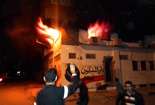 Офис «Братьев-мусульман» горит в Каире, 5 декабря 2012 г. Фото: STRINGER/AFP/Getty Images