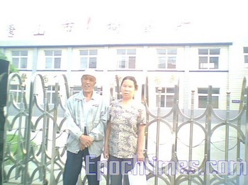 Супруги Лю Шисян и Лю Фэнчинь возле ворот центра задержания города Таншань. Фото: The Epoch Times