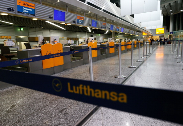 Из-за забастовки сотрудников авиакомпании Lufthansa пустуют билетные кассы. 13 украинских рейсов отменили. Фото: Ralph Orlowski/Getty Images