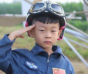 Юный пилот Додо. Фото: weibo.com/2619147694