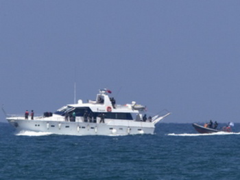 Резиновая лодка военно-морских сил сопровождает яхту каравана 'Движения за освобождения Газы' в направлении порта Ашдод 31 мая 2010 года. Фото с сайта epochtimes.co.il