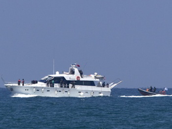 Резиновая лодка военно-морских сил сопровождает яхту каравана 'Движения за освобождения Газы' в направлении порта Ашдод 31 мая 2010 года. Фото с сайта epochtimes.co.il