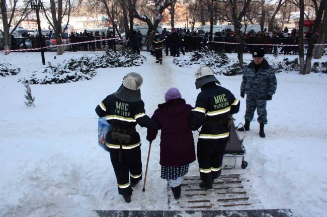 Взрыв частично разрушил больницу в Луганске. Фото: mns.gov.ua