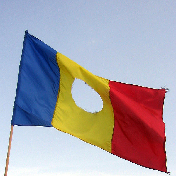 Флаг Румынской Народной Республики 1965—1989, из которого вырезали герб. Фото: Julo, Bogdan/commons.wikimedia.org