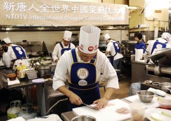 Чен Юнмин на международном конкурсе китайской кухни в 2008 году, организованным телевидением NTD, на котором он завоевал золотую награду в категории «Шаньдунская кухня». Фото: Дай Бин/ The Epoch Times