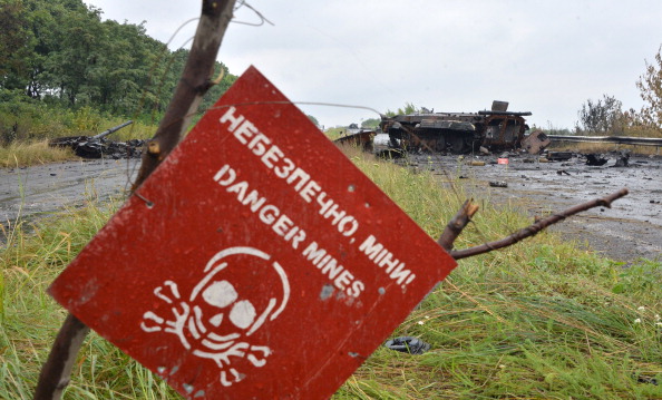 Табличка, оставленная террористами на контрольно-пропускном пункте возле Славянска по дороге в Краматорск 7 июля 2014 года. Фото: GENYA SAVILOV/AFP/Getty Images