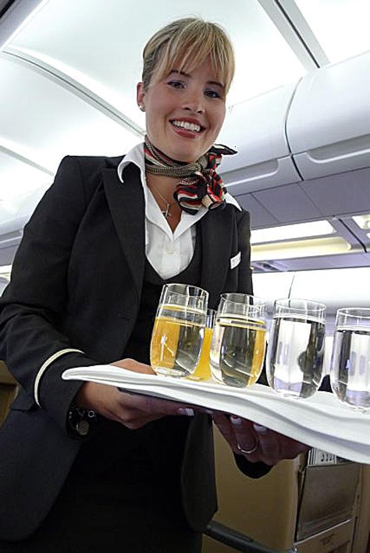 Обслуживание с улыбкой: шампанское подают на Swiss International Air Lines. Фото с сайта theepochtimes.com