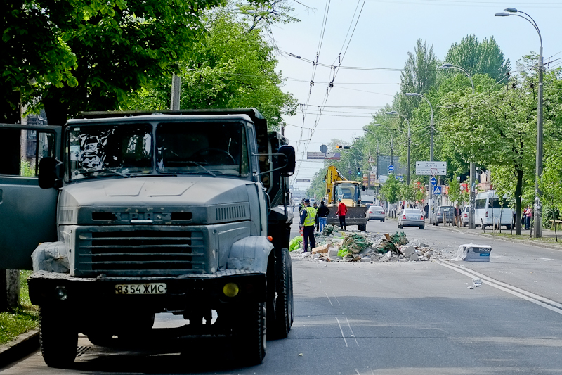Купа будівельного сміття висипалася на дорогу в Києві. Фото: Велика Епоха