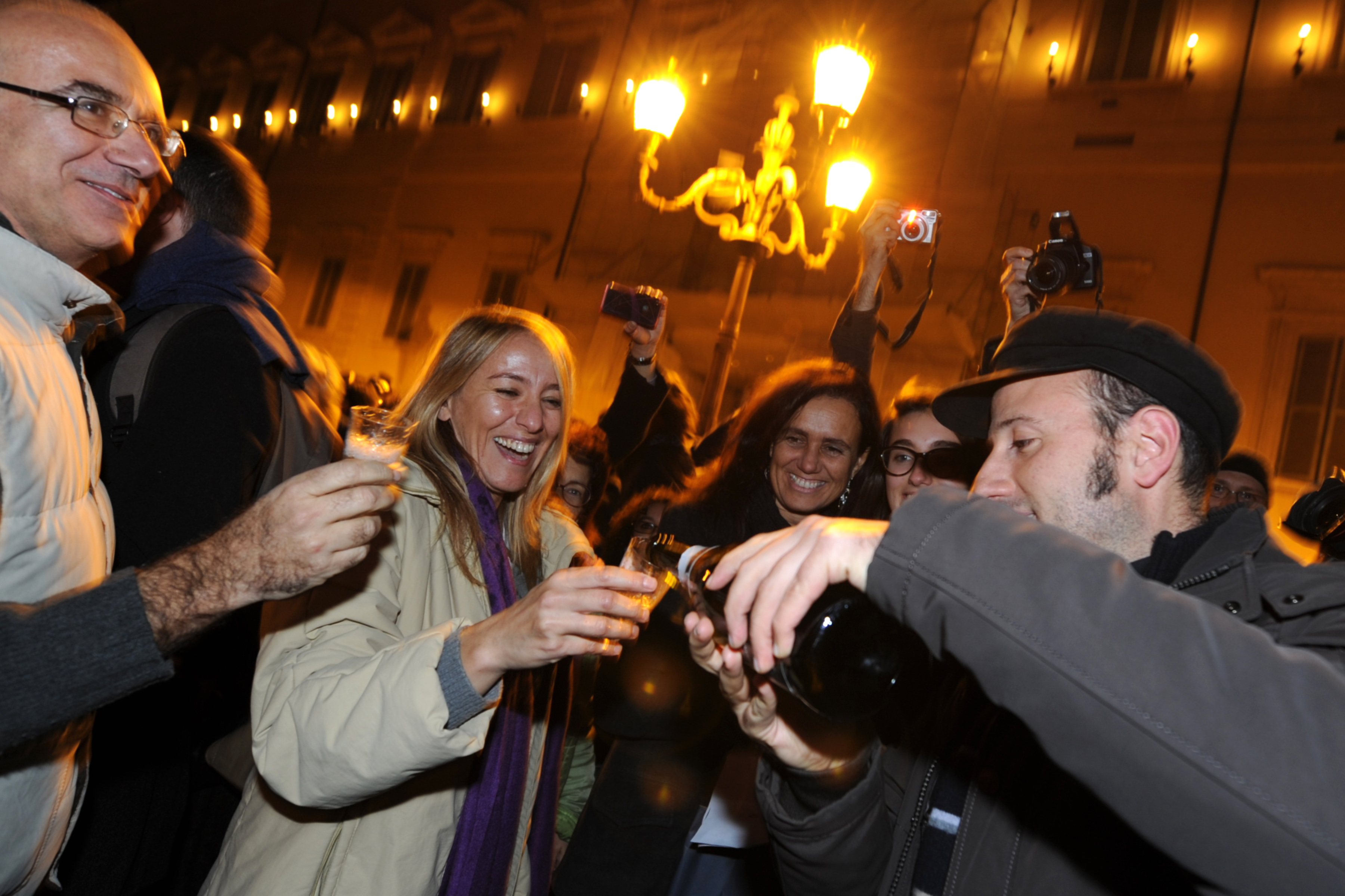Італійці святкують відставку прем'єр-міністра Італії Сільвіо Берлусконі. Фото: Gabriel Bouys/Getty Images