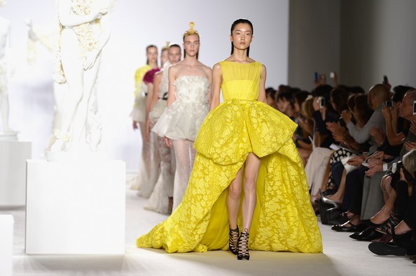 Джамбаттіста Валлі (Giambattista Valli) на Паризькому тижні високої моди. Фото: Pascal Le Segretain/Getty Images