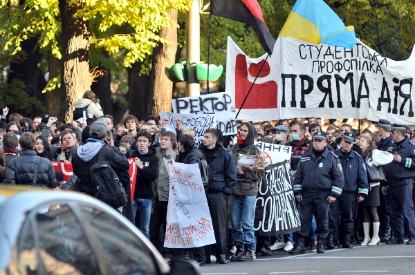 Студенти в Києві провели акцію з вимогою скасувати постанову Уряду про введення в українських вишах додаткових платних послуг. Фото: Володимир Бородін/The Epoch Times