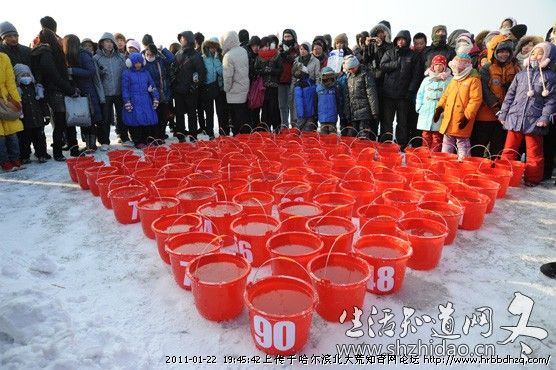 Китайський «морж» вилив на себе 90 відер води на морозі -20°C. Фото з hrbbdhzq.com