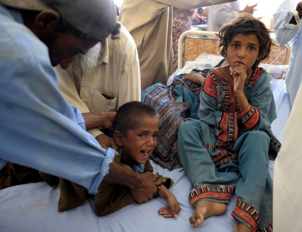 Дітей, що пережили потужний землетрус в Пакистані, оглядають лікарі. Фото: BANARAS KHAN/AFP/Getty Images