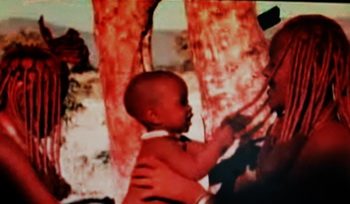 Говорят и показывают младенцы - новый документальный фильм. Режиссер Томас Балмез. Фото сделаны с видиопоказа фрагментов фильма