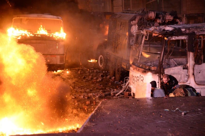 Столкновение между силовиками и протестующими возле стадиона «Динамо», 19 января 2014 г. Фото: Велика Епоха
