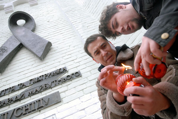Акция «SOS. Спаси Украину от СПИДа!» прошла возле мемориала «Красная лента» в Киеве 1 декабря 2009 года. Фото: Владимир Бородин/The Epoch Times