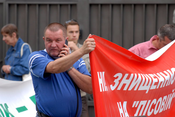 Работники Лесного рынка митингуют перед Секретариатом Президента. Фото: Владимир Бородин/The Epoch Times