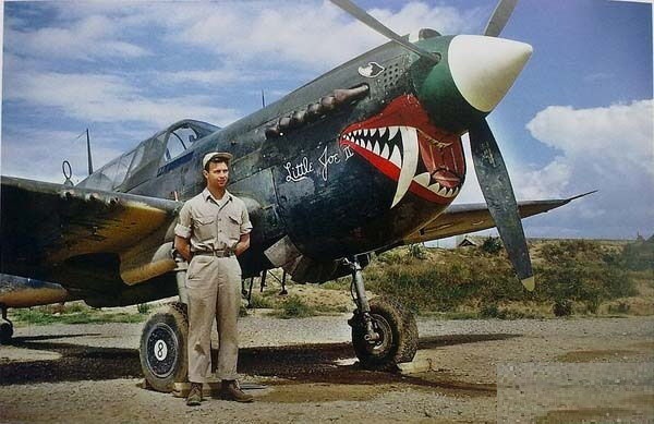 Військовий літак P40, оформлений у вигляді акули на військовому аеродромі міста Куньмін. Провінція Юньнань в 1945 році