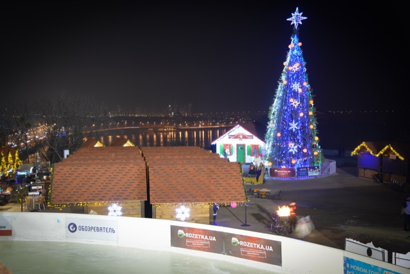 Городская новогодняя ёлка под Аркой Дружбы народов в Киеве. Фото: Фёдор Треногов