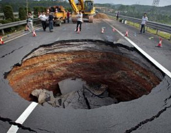 Воронка в провинции Чжэцзян в Китае. Июнь 2010 год. Фото с aboluowang.com