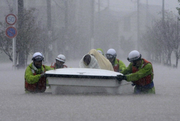 Спасатели эвакуируют в лодке жертв наводнения в городе Нагоя, префектуре Аити, в центральной части Японии 20 сентября 2011 года. Фото: Jiji Press/Getty Images