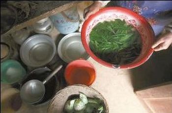 Из-за недостатка продовольствия, многие жители деревни Сяованшань провинции Юньнань уже перешли на подножный корм, питаясь травами и листьями. Фото с epochtimes.com 