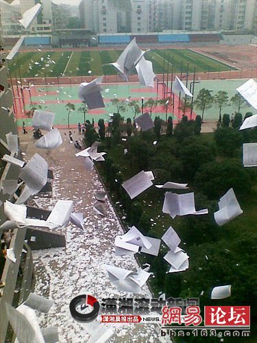 После окончания государственных экзаменов из окон студенческих общежитий летят разорванные учебники и тетради. Фото с epochtimes.com