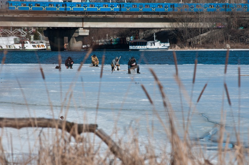 Зимняя рыбалка в одном из рукавов Днепра во время потепления в марте. Фото: Владимир Бородин/The Epoch Times Ураина